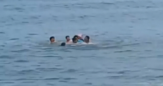 4세 어린이와 할머니를 구조하는 외국인 남성들의 모습. [MBC 뉴스 캡처]